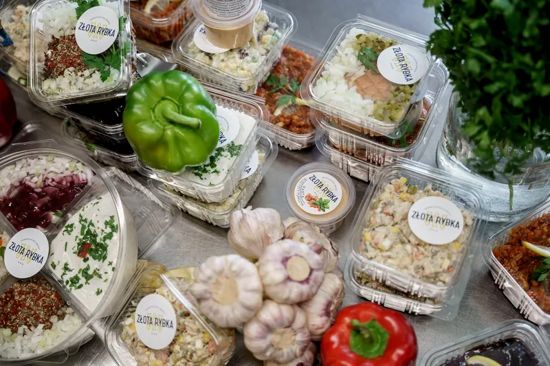 Sałatki, śledzie i pasta z tuńczyka Złotej Rybki w pudełkach